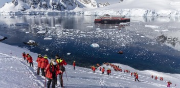  In order to help Chinese tourists explore the polar regions, this adventure cruise company has enlarged its proposal