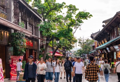 美团旅行发布《2025年暑期文旅消费观察》，南京、成都、西安入选暑期热门旅游城市Top10