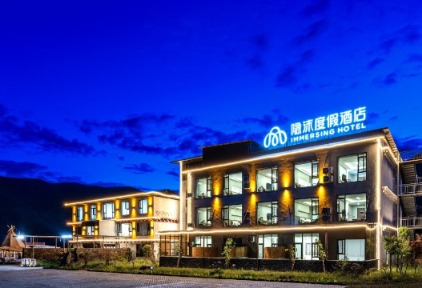 隐沫落子新都桥，东呈以“高原度假”新作点亮318川藏线