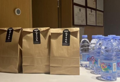 将服务延伸到会场：柏曼酒店闪销分队派礼，贴心举动引客商点赞