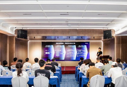 AI钉钉1.0联动雅里数科，共探“酒旅+AI”的工作新范式