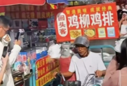 景德镇鸡排哥火遍全球：老外排队3小时，就为中国烟火气
