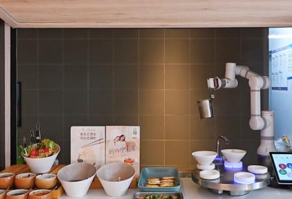 智能新伙伴：首旅如家煮面机器人上线，人气面档成打卡新宠