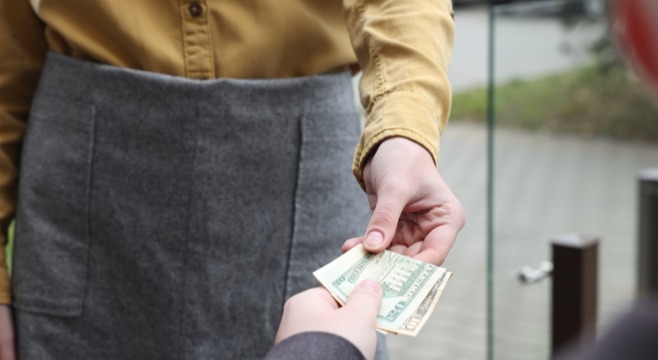 游轮给客人递上“小费袋”？网友炸锅！