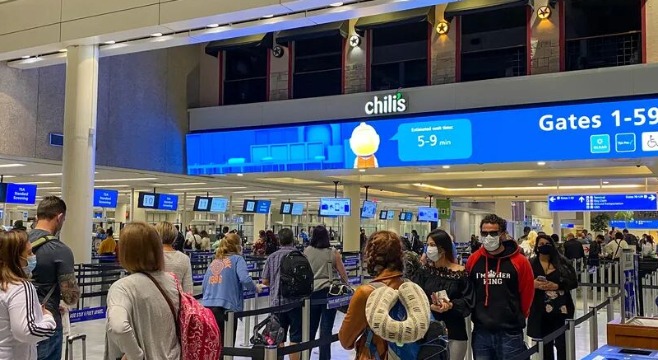 太离谱！机场安检排队4.5小时