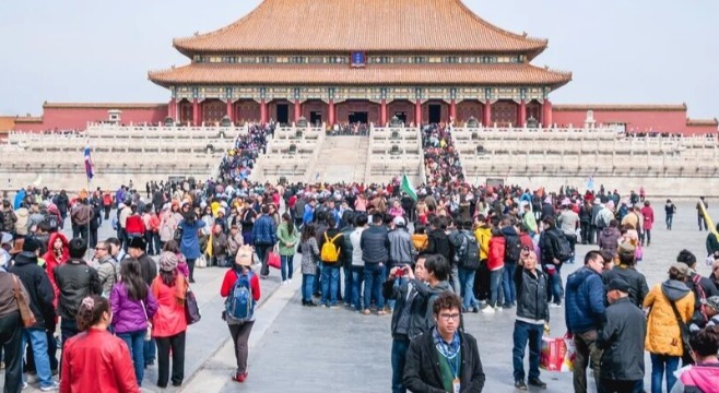 外国游客疯狂涌向中国小城，这波流量怎么拿捏？