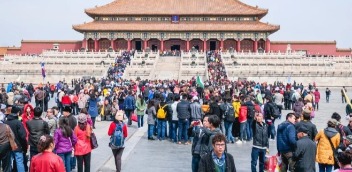 外国游客疯狂涌向中国小城，这波流量怎么拿捏？