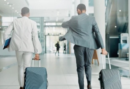 一家AI投资机构，为何买下全球最大差旅平台？| 超哥短评