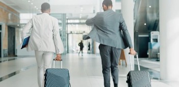 一家AI投资机构，为何买下全球最大差旅平台？| 超哥短评